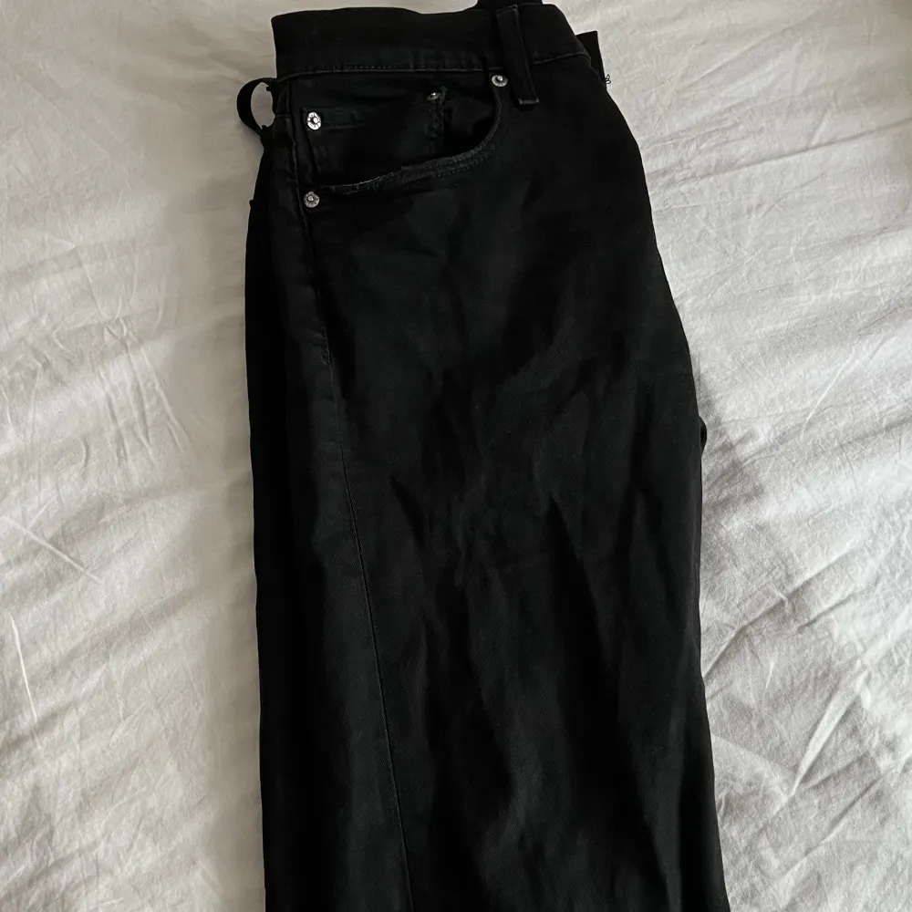 Säljer nu mina fina levis jeans då jag har växt ur de😊 Mått: 31x32 Färg:svart Märke:levis Skick:7/10. Jeans & Byxor.
