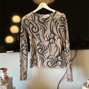 Topp - Långärmad topp från Weekday