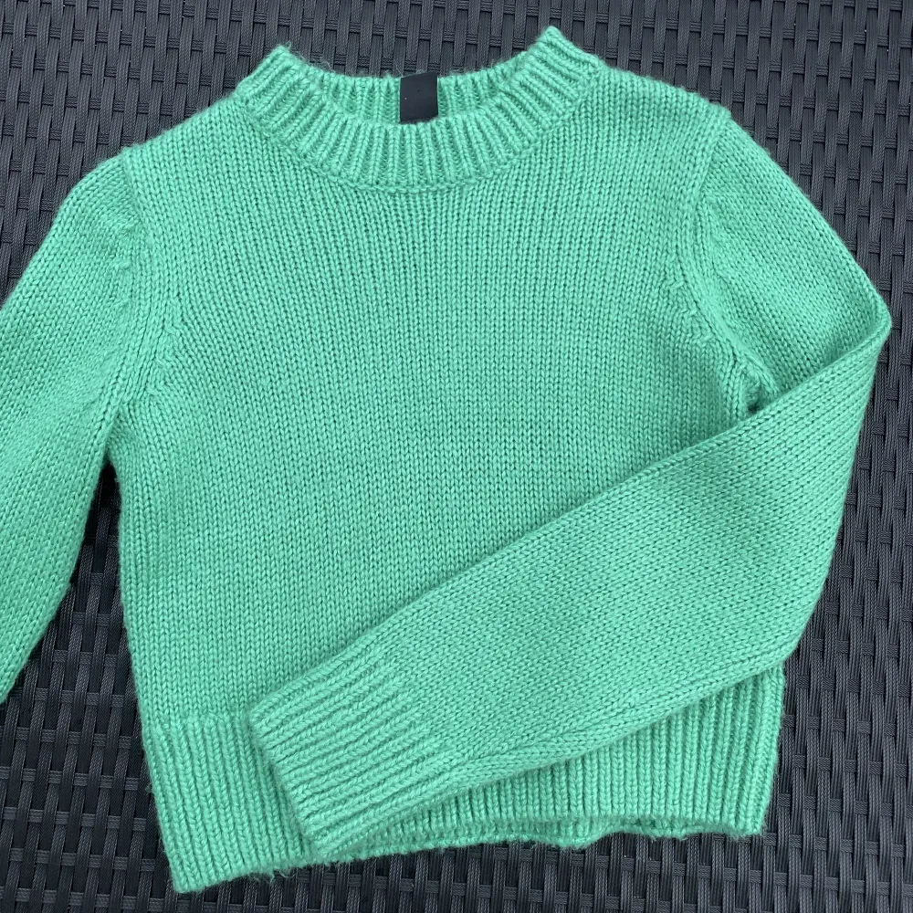 Superhärlig grön stickad tröja 💗💗 endast använd en gång så inpricip ny!💖. Tröjor & Koftor.