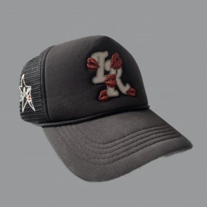 LaRopa Trucker Keps - En fet trucker cap från klädmärket LaRopa, ett riktigt fett märke med kepsar som setts på flera kändisar som Gunna, Carti, Jay Z m.m (se bild 2). Kepsen är fortfarande i grymt skick 🔥skriv privat för funderingar 🤝