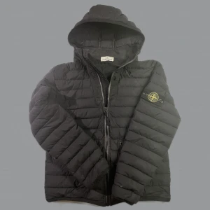 Stone Island Jacka - Stone Island Jacka, perfekt till vår/höst 💫 Skicket är 7/10, finns några flaws så skriv privat för fler bilder 🤝Storlek M, sitter åt S hållet. Nypris ca 6000 - 7000kr