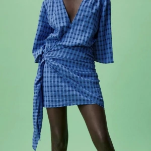 Eftertraktad zara klänning - Säljer på min super fina blå rutiga klänning fårn zara som inte längre säljs💓❣️