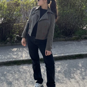 Militärgrönjacka  - Hej jag säljer denna coola militärgrönajacka som är från Maria Westerlund som är väldigt snygg och passar perfekt nu till hösten. 