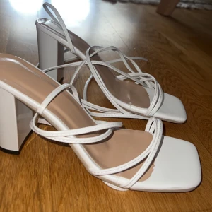 Klackskor med snörning - Super fina klackar med snörning som du själv kan bestämma hur de ska sitta, endast använda en gång🌺 str 38 men skulle nog även passa 39 