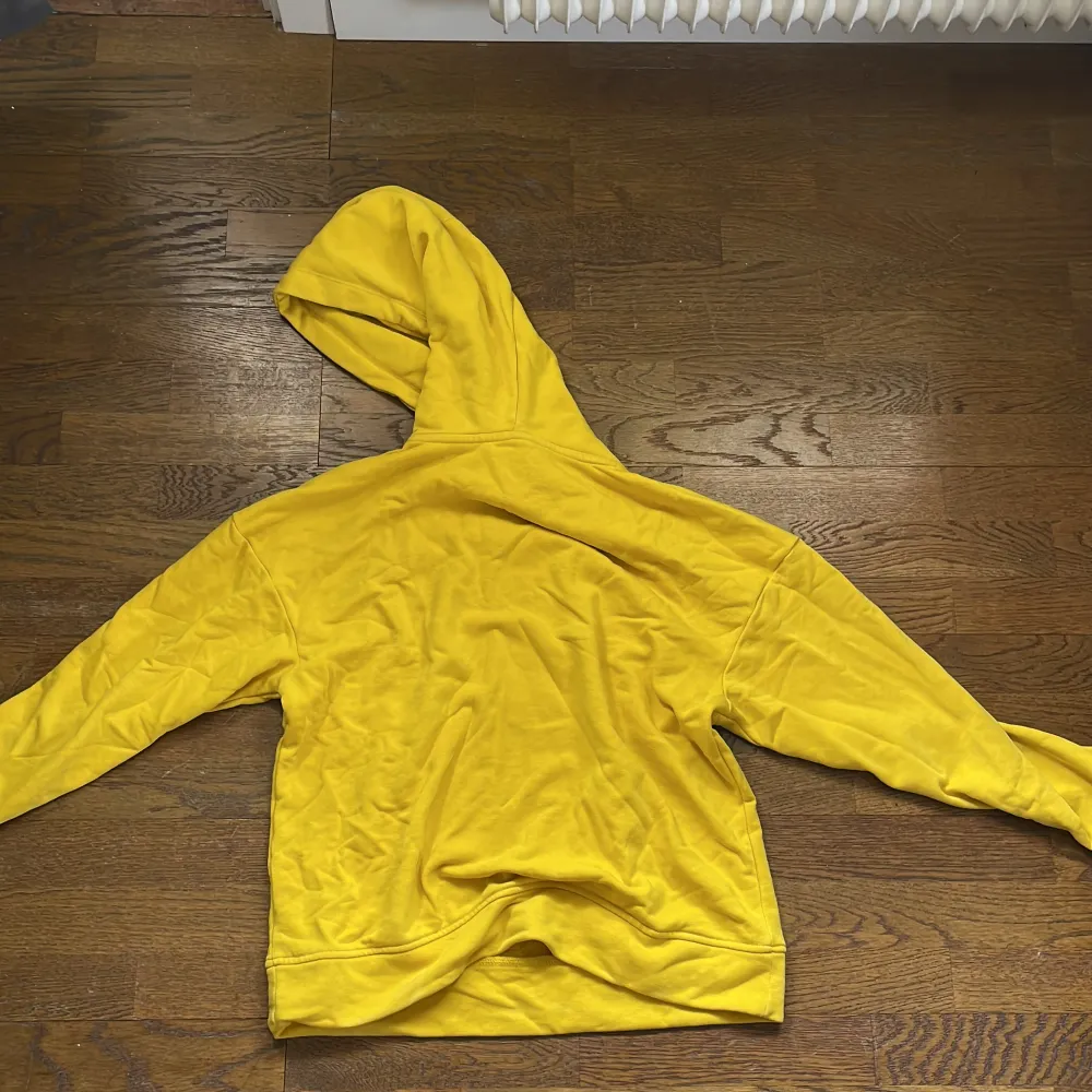 En basis gul hoodie från stadium, köpt för ca 2 år sen, säljs då gul inte är min färg! Använd fåtal gånger! 😃skriv för fler bilder . Hoodies.