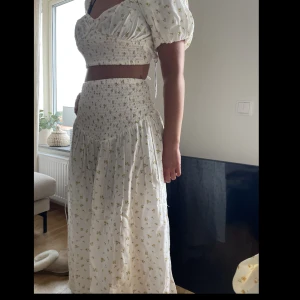 Set kjol och Top - Lappar kvar , kjolen är storlek 40 men är som en m, och toppen är 38. Settet tillsammans kostade ungefär 900 kr men säljer tillsammans för 250kr. På toppen på snörningen har ena öglan släppt men går lätt att sy fast igen