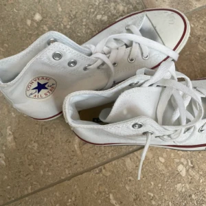 Vita converse - Ett par jättefina vita converse med några grå missfärgningar (se bild 2) men annars väldigt fint skick