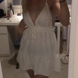 Vit sommarklänning 💖 - Jätte fin kort klänning från Boohoo i storlek 38. Kan mötas upp i Stockholm/ nacka eller köparen betalar för frakt💖