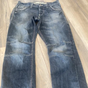 Byxor  - Baggy y2k jeans o Lågmidjande fina på, men passar inte mig tyvärr längre💕Snygga och bra material!