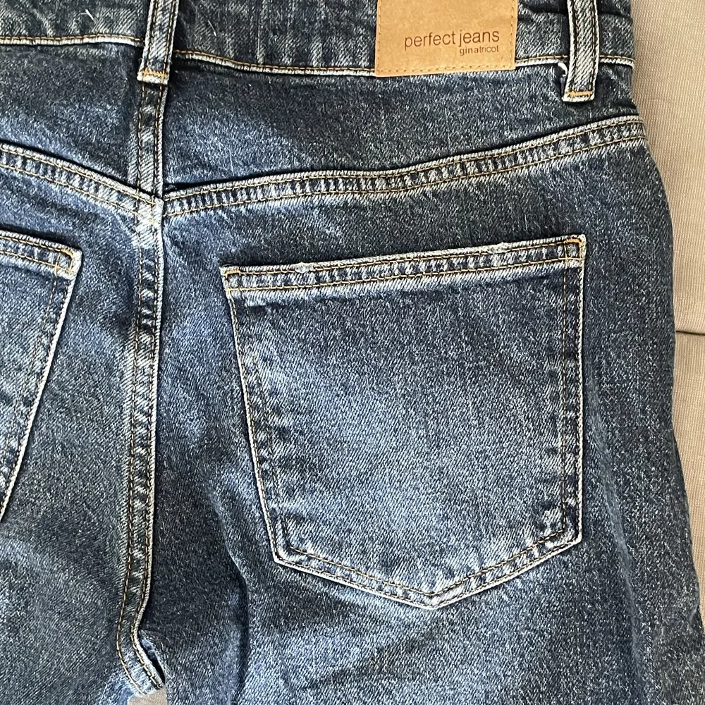 Säljer dessa superfina par low/midwaist flared jeans från Gina Tricot i storlek 38. Köpte för ca ett år sedan men de är lite för korta i längden för mig som är ungefär 176 cm lång. Varan har inget tecken på användning🫶🏼. Jeans & Byxor.