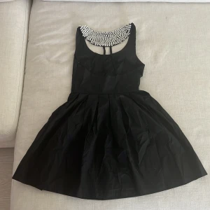 Klänning pärlor  - Ny med prislapp.  Pärlorna är baksidan av klänningen. 