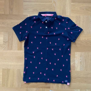 Superdry Pikétröja - Pikétröja från Superdry. Storlek Large för herrar, använd mycket fåtal gånger (1-2 gånger) i mycket bra skick. Fint mönster som bryter av. 