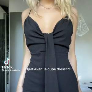 Svart djerf avenue liknande klänning från zara, storlek s🤎🤎aldrig använd lapparna sitter kvar!! 