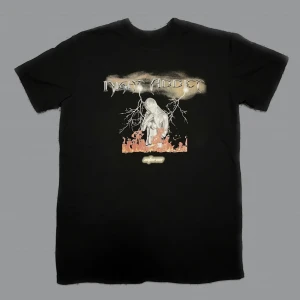 Night Addict T-shirt - Aldrig använd. Storlek S, är dock oversized och passar M. Riktigt snygg, dock lite trång i nacken! Köpt från Zalando.