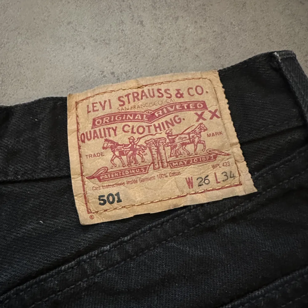 Supersnygga Mid Rise Levis shorts som tyvärr är för små för mig! Perfekta till sommaren😍😍Passar en 34 kan funka på 32!. Shorts.