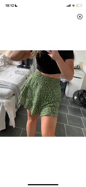 Volang kjol - Jättefin volang kjol från vero Moda endast använd 4 gånger i sommras perfekt nu till sommaren ❤️