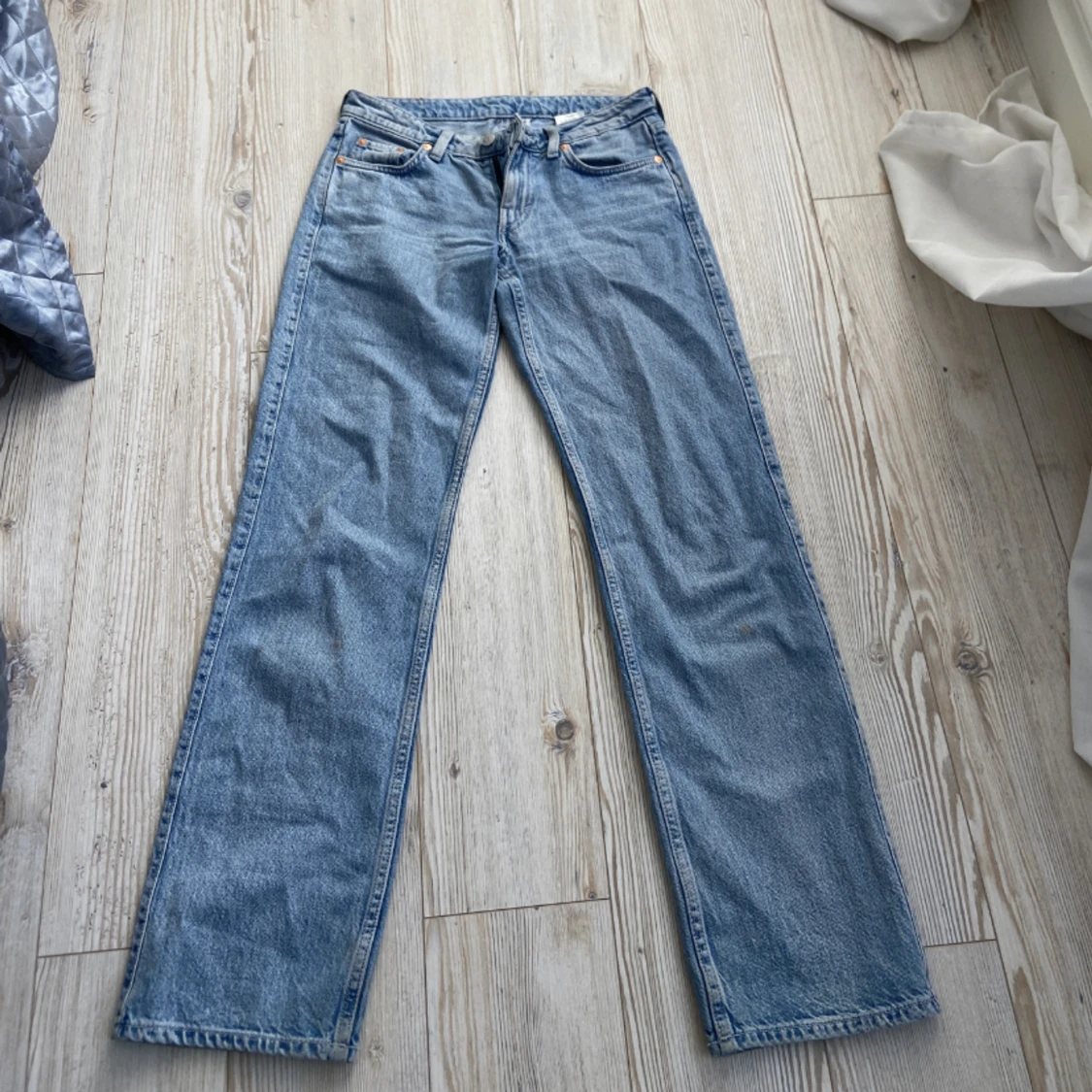 Lågmidjade jeans från weekday
