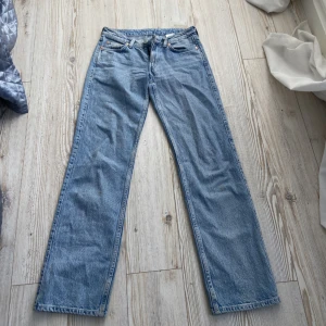 Lågmidjade jeans från weekday - Säljer mina sjukt fina jeans pågrund av att jag ej fått någon användning av dom. Så fina o använd Max 2 ggr.  Storlek W 24 L 32