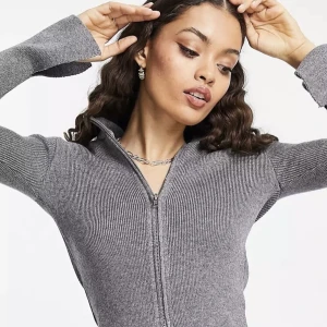 Croptop cardigan - I Saw It First Petite – Stretchig Grå stickad tröja med hög krage  49% viskos, 25% nylon, 26% polyester   Använd ett par gånger, så i nyskick!