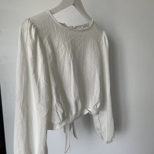 Vit blus  - Jättegullig, vit blus från Monki med öppen rygg. Använd 1 gång🤍