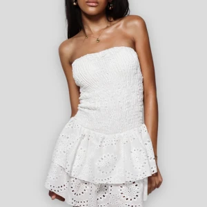 Meet me There klänning - Klänning från meet me There, endast provad. Viktigt att man vet att storleken är mer som en S!! Inte M/L. Säljer endast om jag får okej betalt. perfekt till studenten, den har även underkjol,