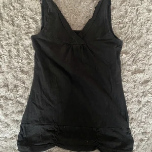 Svart linne - Svart linne med små sudda söta detaljer, står ingen storlek men skulle uppsaktta xs då det är för liten på mig i s💕