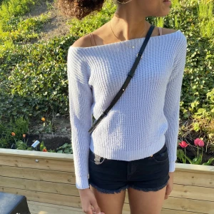 Blå stickad tröja - Söt, bekväm off shoulder tröja! Fin till sommaren. Köpt från Boohoo💗