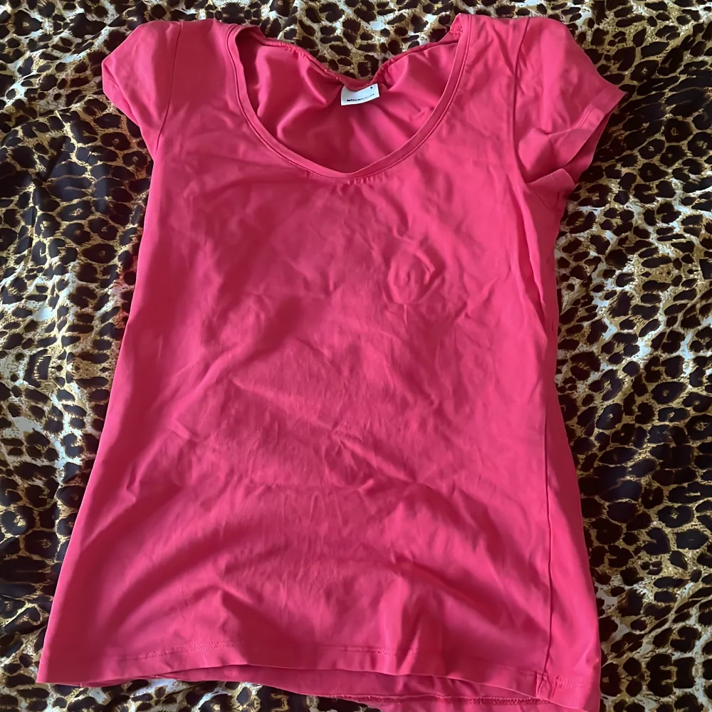 jätte snygg rosa röd tshirt i storlek s från gina💋. T-shirts.