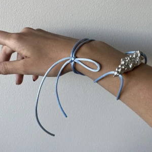 Tenngjutet smycke med sidenband - Egengjord relief gjuten i tenn och trädd i sidenband. Görs på beställning eller köp befintlig (befintlig 200 kr, beställ egen färg, motiv, längd: 400 kr). Går att använda som halsband, armband, magsmycke, vad som! Bandet går att justera och måttanpassa. 