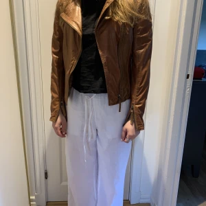 Skinnjacka Jofama  - Supersnygg brun skinnjacka i storlek 40. Jättefint skick ( som ny, knappt använd) och  i fint mjukt skinn.  Nypris: ca 3500 kr.  Köparen står för frakten. 
