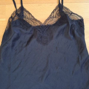 Nytt nattlinne - Säljer ny/oanvänt nattlinne från Anna Field i storlek XS. Pris 100kr + frakt. Betalning sker via SWISH och jag skickar enbart med posten. Referenser finns från mina tidigare köpare. Skicka PM vid intresse :)