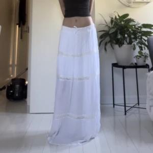 Vit långkjol - kjol i nyskick, resår i midjan så passar någon från XS-L, 1 meter lång💕 för referens är jag 174  