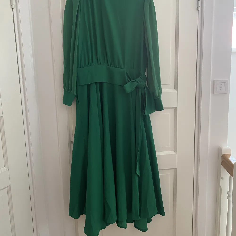 SÄLJER min mammas aldrig använda jättefina gröna långärmade tunna sommar klänning beställd online! Köparen står för frakten! Hör av dig vid intresse💞. Klänningar.
