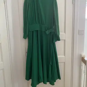 SÄLJER min mammas aldrig använda jättefina gröna långärmade tunna sommar klänning beställd online! Köparen står för frakten! Hör av dig vid intresse💞