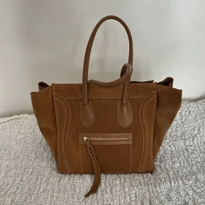 Leather tote bag - Supersnygg och rymlig italiensk handväska. Sidorna går att justare, dvs. göra väskan större resp. mindre.  Datorn får plats, så perfekt för skilolan!💘 Bara att skriva vid eventuella frågor! Pris kan diskuteras vid snabb affär😊