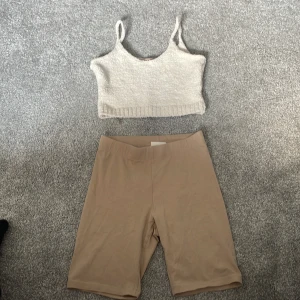 Linne shorts  - Du kan köpa båda för 40kr eller ett plagg av dem för 20kr. Det är bara att meddela här på plick så kommer jag att svara så fort jag kan! Båda är storlek xs. 