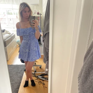 Blå klänning - Supersöt blålila klänning perfekt till sommaren och stranden. Supersöt och jätteskön. Använd några fåtal gånger. Från barnavdelningen men passar mig perfekt med S i vanliga fall. Jättefin modell