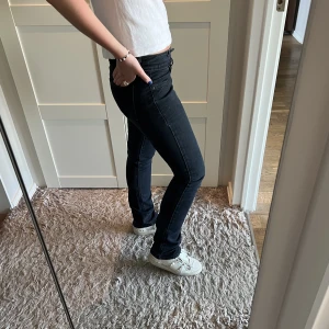 Levis jeans - Straight leg jeans från Levis med låg midja! Super skick och inga skador💕(250kr + frakt 66kr)