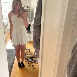 Vit klänning - Supersöt vid klänning, perfekt till student eller skolavslutning. Passar mig bra med S i storlek. Supersöt modell och nästan aldrig använd. 