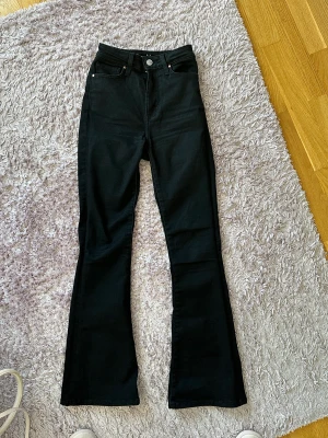 Utsvängda jeans XS (34) - Helt nya. Jag köpte fel storlek och kunde aldrig ha de på mig. De är från BIKBOK och köpte de för omkring 500kr. Kvaliteten är jättebra