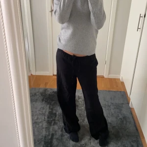 Linnebyxor - Jätte snygga svarta linnebyxor från H&M! Strl M men ganska stora i storleken, skriv för fler bilder!  