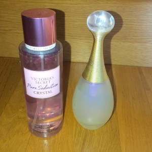 Två parfymer - Victoria secret parfymen: 130kr dior parfymen: 300kr
