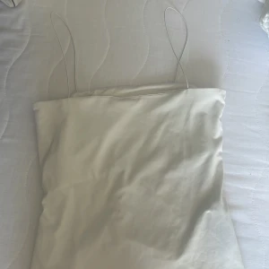 Vit linne - Ett vitt linne som är förstort för mig, är i storlek M men sitter typ som en S. Har ärvt den så vet inte var den e ifrån:/