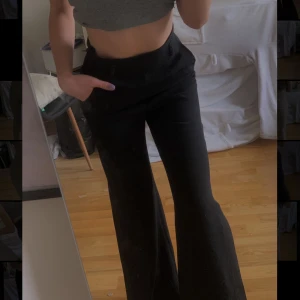 Kostymbyxor svart - Svarta kostymbyxor med högmidja och dragkedja vid sidan. Säljer då byxorna tyvärr är för långa för mig ): inga skador!❤️