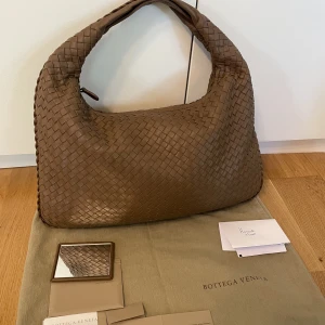 Bottega veneta hobo large - Funderar på att sälja min bottega veneta hobo-väska om jag kan få den för rätt pris. Väskan är i nästan helt nyskick. Både kvitto, dammpåse och spegel som följer med väsken ingår. Såld på min Vestiaire konto: hannahmarije
