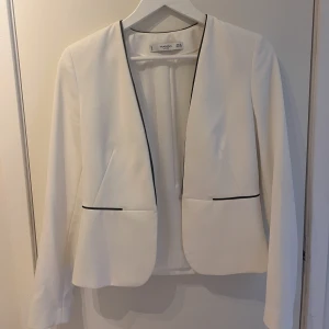 Vit figursydd kavaj  - Vit figursydd kavaj från Mango i storlek XS. Använd fåtal gånger.