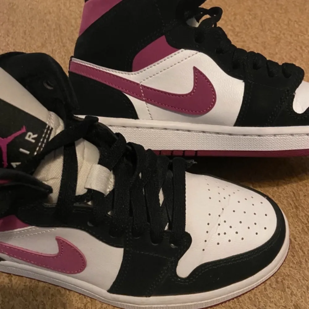 Jordan 1 mid black/cactus flower/white. Knappt använda. . Skor.