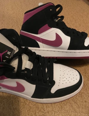 Jordan 1 Mid - Jordan 1 mid black/cactus flower/white. Knappt använda. 