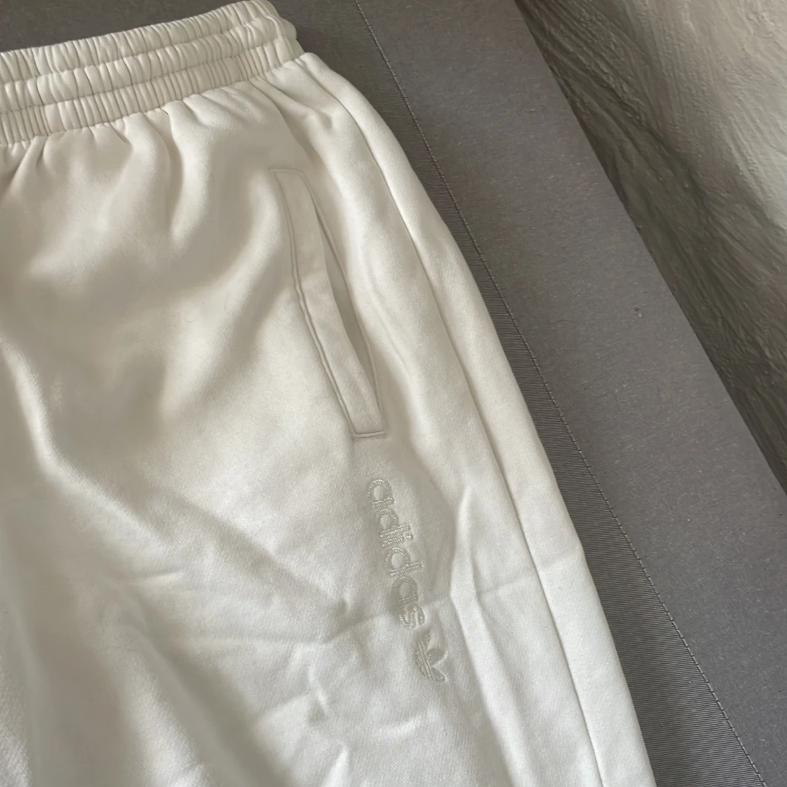 2 vita mjukisbyxor  - 91