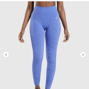 Gymshark scrunch tights - Så snygga gymshark tights med en scrunch i bak som framhäver rumpan🤩 Bra skick! Slutsålda i alla storlekar på hemsidan 